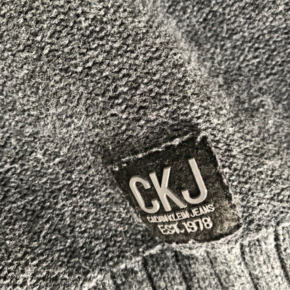 Calvin Klein pull over sweater - Picture 4 of 4